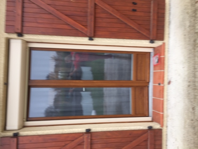 Fenêtre PVC faux bois côté extérieur avec volet électrique 