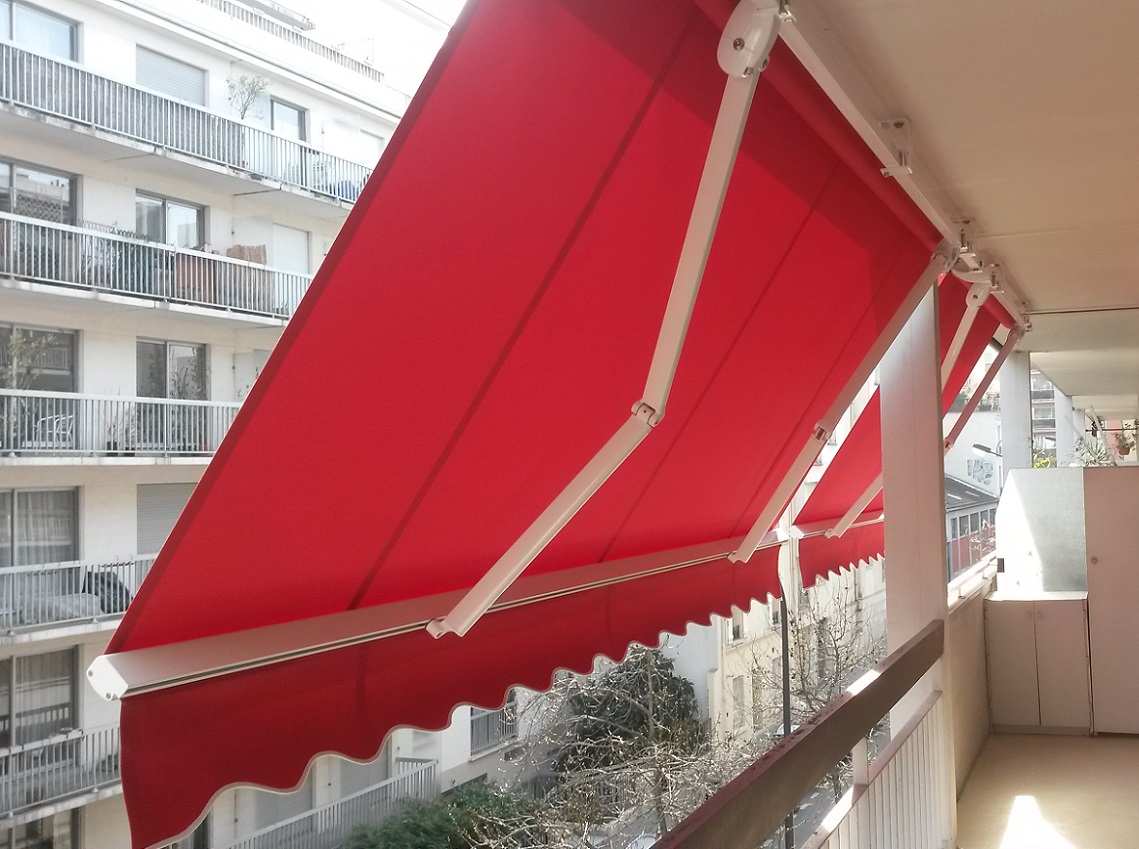 Stores bannes motorisés sur balcon parisien