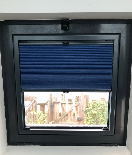 Le CADRASTOR® est un cadre fabriqué sur mesure, avec fixation magnétique sans perçage, qui permet la pose de stores intérieurs entre "parcloses", c'est-à-dire tout contre le vitrage, avec un débordement minimum.