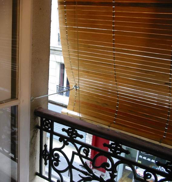 Store extérieur enroulable en bois verni, fabriqué par BIER depuis 1942