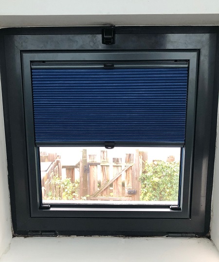 Le CADRASTOR® est un cadre fabriqué sur mesure, avec fixation magnétique sans perçage, qui permet la pose d'un store intérieur "entre parcloses", c'est-à-dire tout contre le vitrage, intégré à la fenêtre.