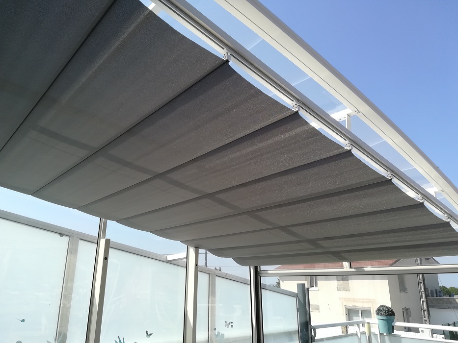Store velum suspendu par vagues sous deux rails parallèles, pour pose sous verrière.