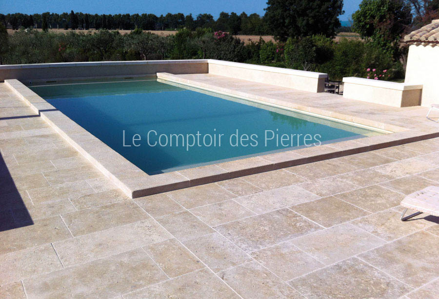 Margelles et plage de piscine en pierre naturelle