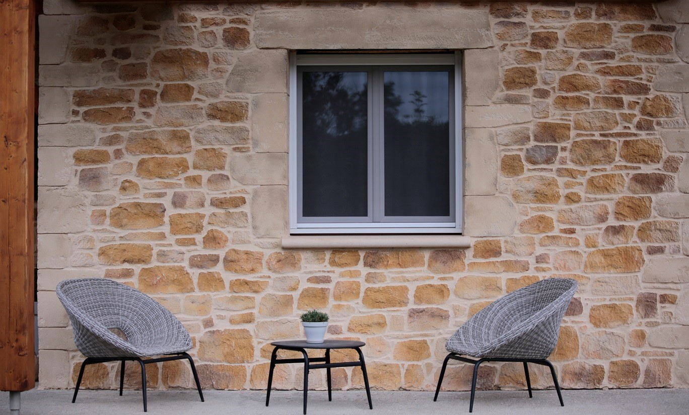 SAS Lenoir : imitation pierre pour façade avec fenêtre, en limite de terrasse