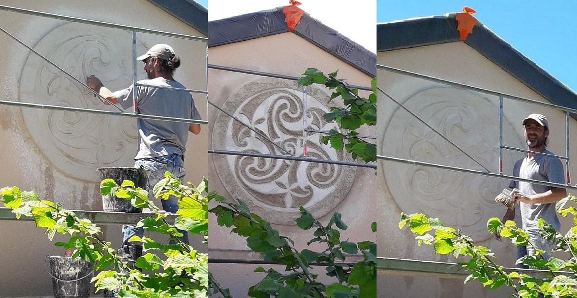 SAS Lenoir : réalisation décorative d'un triskell en façade de maison