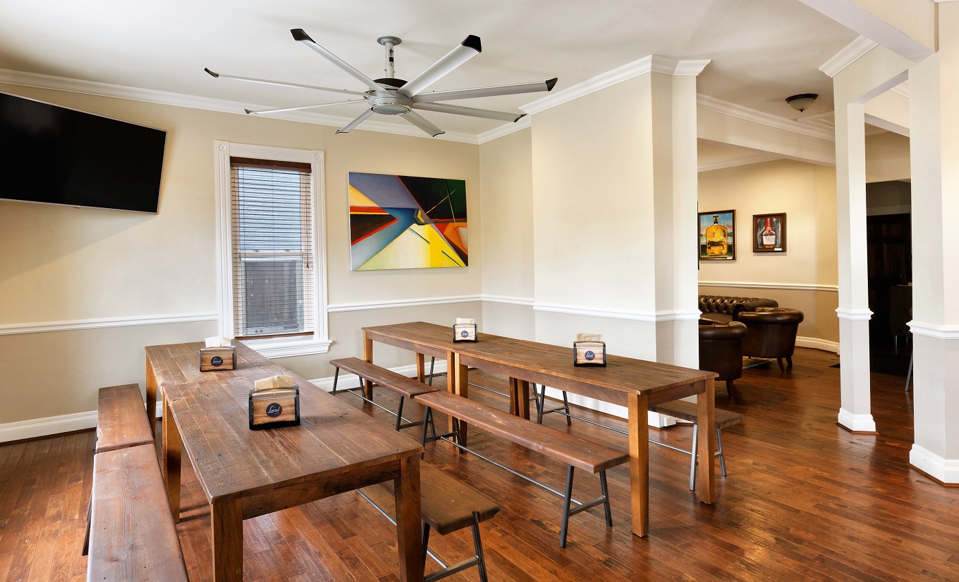 Turbobrise : Ventilateur de plafond Essence® dans un restaurant