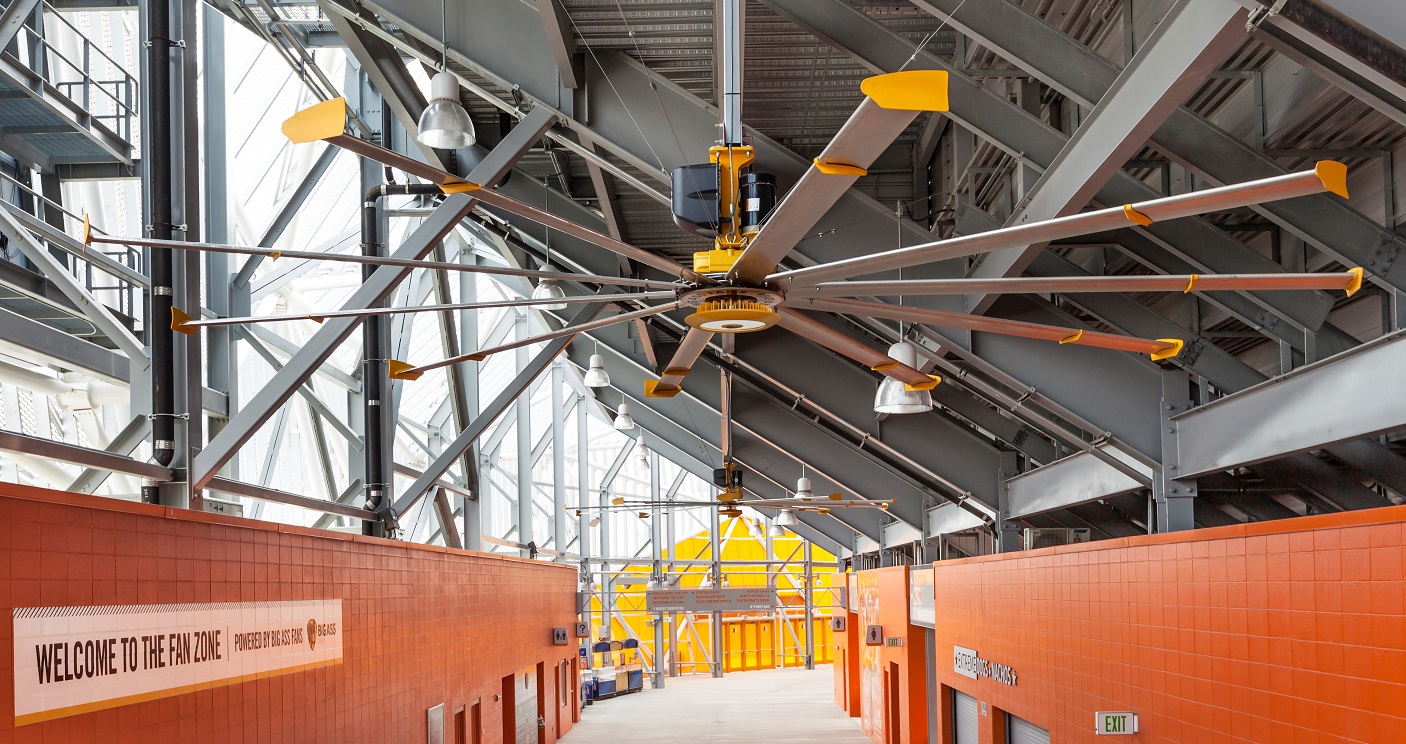 Turbobrise : Ventilateur de plafond Powerfoil® dans un stade