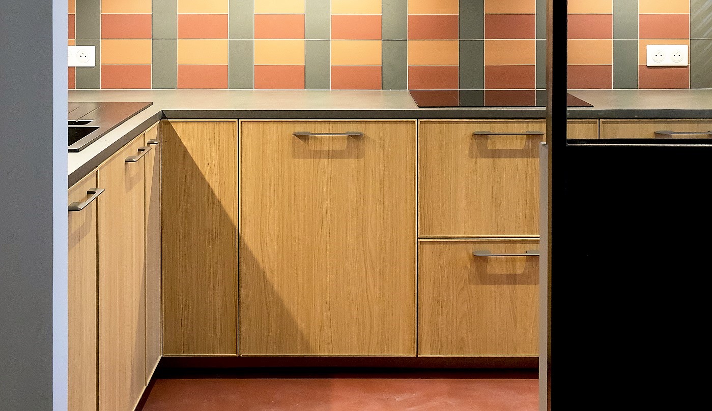 Or et Béton : Une cuisine de style, chic et fonctionnelle