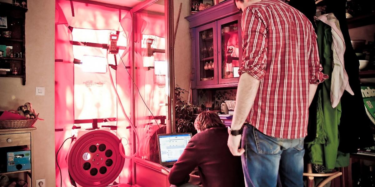 Loïc et Frédéric de Planète Contrôle durant un test d'infiltrométrie