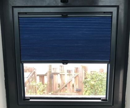 Le CADRASTOR® est un cadre fabriqué sur mesure, avec fixation magnétique sans perçage, qui permet la pose d'un store intérieur "entre parcloses", c'est-à-dire tout contre le vitrage, intégré à la fenêtre.