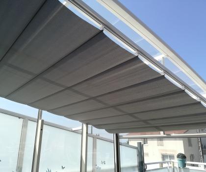 Store velum suspendu par vagues sous deux rails parallèles, pour pose sous verrière.