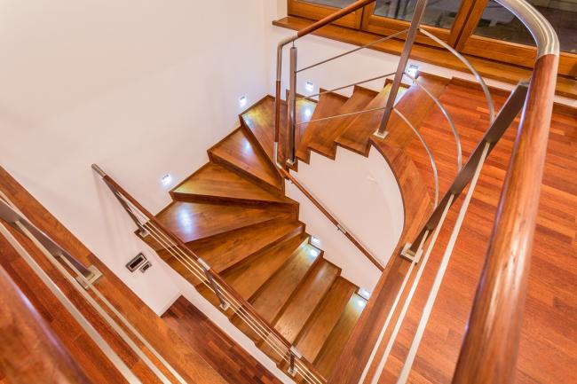 escalier intérieur en bois