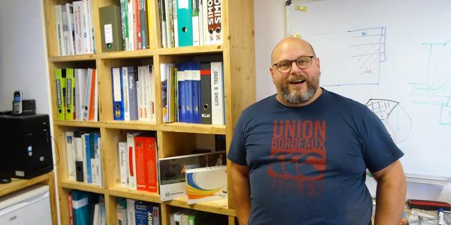 Sébastien Bouillon de Synergie Bois B.E.T. dans son bureau d'étude