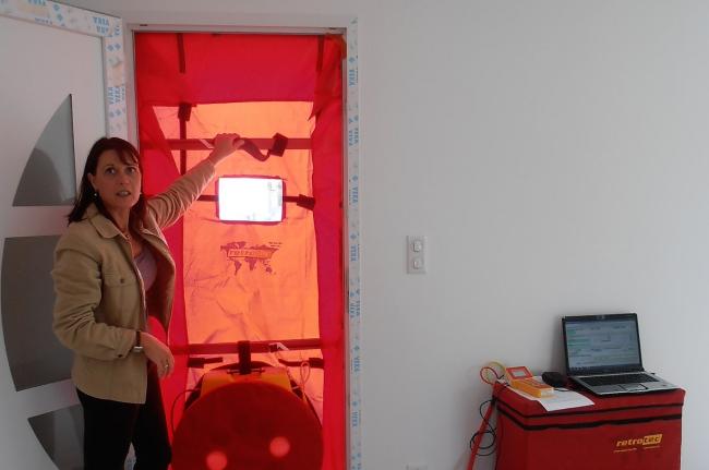 Emmanuelle, confondatrice de Air Bat Contrôle lors d'un test d'infiltrométrie